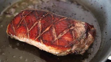 Ördek göğsü rosto taze gurme gıda masanın üzerinde rustik gıda üst görünüm kopyalama alanı