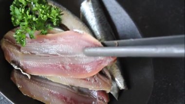 Sardalya balığı çiğ fileto deniz ürünleri ançüezli fileto taze gurme yemek arkaplan masanın üzerinde rustik yemek üst görünüm fotokopi alanı pesseeter diyet