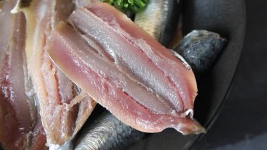 Sardalya balığı çiğ fileto deniz ürünleri ançüezli fileto taze gurme yemek arkaplan masanın üzerinde rustik yemek üst görünüm fotokopi alanı pesseeter diyet