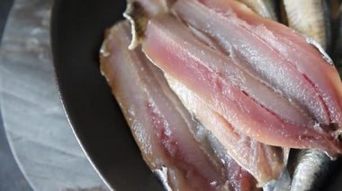 Sardalya balığı çiğ fileto deniz ürünleri ançüezli fileto taze gurme yemek arkaplan masanın üzerinde rustik yemek üst görünüm fotokopi alanı pesseeter diyet