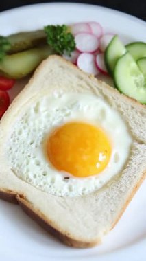 Kavrulmuş gazhane yumurtaları ve yumurta sepette kahvaltı kasesi taze gurme yemek arkaplanı masada kırsal yiyecekler üst görünümde fotokopi alanı