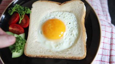 Kavrulmuş gazhane yumurtaları ve yumurta sepette kahvaltı kasesi taze gurme yemek arkaplanı masada kırsal yiyecekler üst görünümde fotokopi alanı