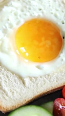 Kavrulmuş gazhane yumurtaları ve yumurta sepette kahvaltı kasesi taze gurme yemek arkaplanı masada kırsal yiyecekler üst görünümde fotokopi alanı