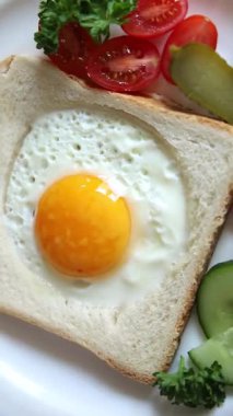 Kavrulmuş gazhane yumurtaları ve yumurta sepette kahvaltı kasesi taze gurme yemek arkaplanı masada kırsal yiyecekler üst görünümde fotokopi alanı
