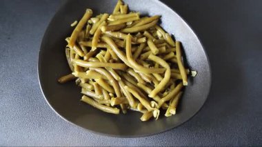 Yeşil fasulye konservesi yeşil fasulye fasulye taze gurme yemek masanın üzerinde rustik gıda üst görünüm fotokopi alanı vegan ve vejetaryen gıda