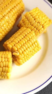 Mısır koçanı yiyeceği, abur cubur, sebze, lezzetli gurme yemek arkaplanı, kırsal yiyecekler, fotokopi alanı.