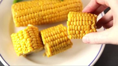 Mısır koçanı yiyeceği, abur cubur, sebze, lezzetli gurme yemek arkaplanı, kırsal yiyecekler, fotokopi alanı.