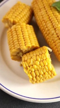 Mısır koçanı yiyeceği, abur cubur, sebze, lezzetli gurme yemek arkaplanı, kırsal yiyecekler, fotokopi alanı.