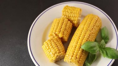 Mısır koçanı yiyeceği, abur cubur, sebze, lezzetli gurme yemek arkaplanı, kırsal yiyecekler, fotokopi alanı.