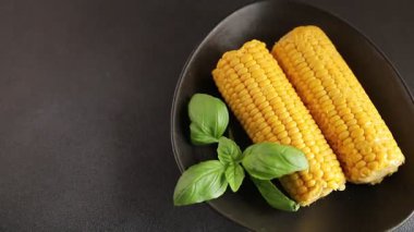 Mısır koçanı yiyeceği, abur cubur, sebze, lezzetli gurme yemek arkaplanı, kırsal yiyecekler, fotokopi alanı.