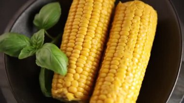 Mısır koçanı yiyeceği, abur cubur, sebze, lezzetli gurme yemek arkaplanı, kırsal yiyecekler, fotokopi alanı.