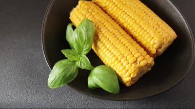 Mısır koçanı yiyeceği, abur cubur, sebze, lezzetli gurme yemek arkaplanı, kırsal yiyecekler, fotokopi alanı.