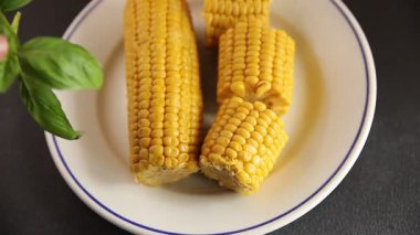 Mısır koçanı yiyeceği, abur cubur, sebze, lezzetli gurme yemek arkaplanı, kırsal yiyecekler, fotokopi alanı.