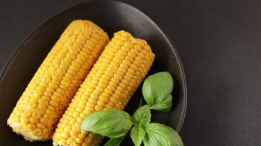 Mısır koçanı yiyeceği, abur cubur, sebze, lezzetli gurme yemek arkaplanı, kırsal yiyecekler, fotokopi alanı.