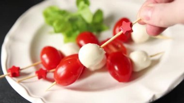 Caprese salatası kanape domates ve mozzarella, fesleğen iştah açıcı sebze taze gurme yemek arkaplanı masa rustik gıda üst görünümü fotokopi alanı