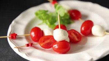 Caprese salatası kanape domates ve mozzarella, fesleğen iştah açıcı sebze taze gurme yemek arkaplanı masa rustik gıda üst görünümü fotokopi alanı