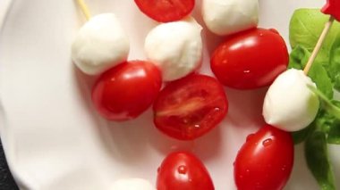 Caprese salatası kanape domates ve mozzarella, fesleğen iştah açıcı sebze taze gurme yemek arkaplanı masa rustik gıda üst görünümü fotokopi alanı