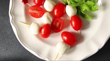 Caprese salatası kanape domates ve mozzarella, fesleğen iştah açıcı sebze taze gurme yemek arkaplanı masa rustik gıda üst görünümü fotokopi alanı
