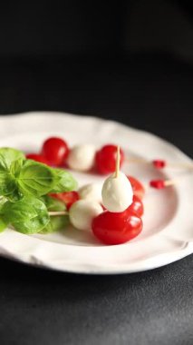 Caprese salatası kanape domates ve mozzarella, fesleğen iştah açıcı sebze taze gurme yemek arkaplanı masa rustik gıda üst görünümü fotokopi alanı