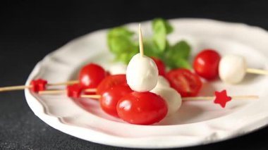 Caprese salatası kanape domates ve mozzarella, fesleğen iştah açıcı sebze taze gurme yemek arkaplanı masa rustik gıda üst görünümü fotokopi alanı