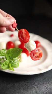 Caprese salatası kanape domates ve mozzarella, fesleğen iştah açıcı sebze taze gurme yemek arkaplanı masa rustik gıda üst görünümü fotokopi alanı