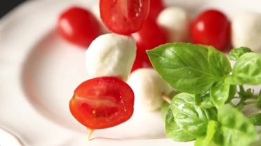 Caprese salatası kanape domates ve mozzarella, fesleğen iştah açıcı sebze taze gurme yemek arkaplanı masa rustik gıda üst görünümü fotokopi alanı