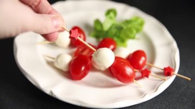 Caprese salatası kanape domates ve mozzarella, fesleğen iştah açıcı sebze taze gurme yemek arkaplanı masa rustik gıda üst görünümü fotokopi alanı