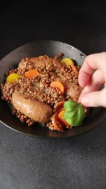 Mercimek, sosis ve sebze aperatif sebze taze lezzetli gurme yemek arkaplanı masa rustik gıda üst görünümü kopya alanı