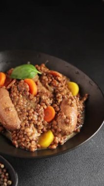Mercimek, sosis ve sebze aperatif sebze taze lezzetli gurme yemek arkaplanı masa rustik gıda üst görünümü kopya alanı