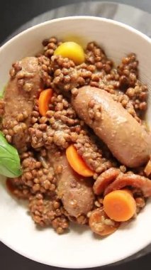 Mercimek, sosis ve sebze aperatif sebze taze lezzetli gurme yemek arkaplanı masa rustik gıda üst görünümü kopya alanı