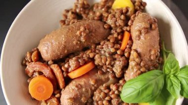 Mercimek, sosis ve sebze aperatif sebze taze lezzetli gurme yemek arkaplanı masa rustik gıda üst görünümü kopya alanı