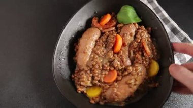 Mercimek, sosis ve sebze aperatif sebze taze lezzetli gurme yemek arkaplanı masa rustik gıda üst görünümü kopya alanı