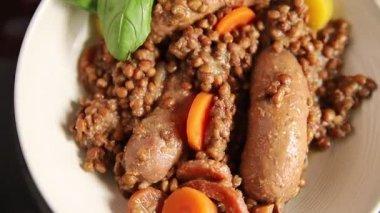 Mercimek, sosis ve sebze aperatif sebze taze lezzetli gurme yemek arkaplanı masa rustik gıda üst görünümü kopya alanı