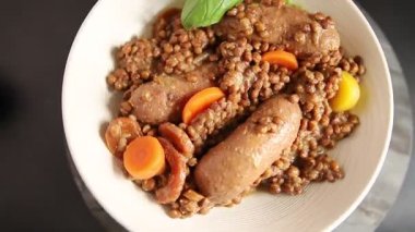 Mercimek, sosis ve sebze aperatif sebze taze lezzetli gurme yemek arkaplanı masa rustik gıda üst görünümü kopya alanı