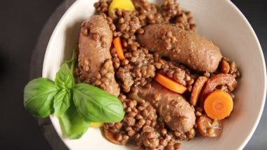 Mercimek, sosis ve sebze aperatif sebze taze lezzetli gurme yemek arkaplanı masa rustik gıda üst görünümü kopya alanı