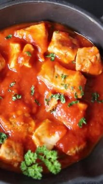 Körili tavuklu körili tavuk, domates sosu taze lezzetli gurme yemek arkaplanı masa kırsal gıdanın üstünde fotokopi alanı.