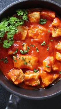 Körili tavuklu körili tavuk, domates sosu taze lezzetli gurme yemek arkaplanı masa kırsal gıdanın üstünde fotokopi alanı.