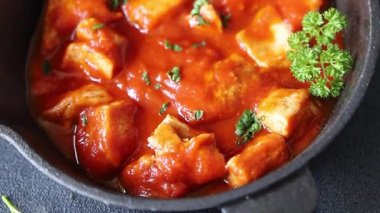 Körili tavuklu körili tavuk, domates sosu taze lezzetli gurme yemek arkaplanı masa kırsal gıdanın üstünde fotokopi alanı.