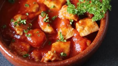 Körili tavuklu körili tavuk, domates sosu taze lezzetli gurme yemek arkaplanı masa kırsal gıdanın üstünde fotokopi alanı.