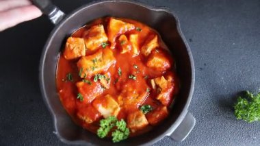 Körili tavuklu körili tavuk, domates sosu taze lezzetli gurme yemek arkaplanı masa kırsal gıdanın üstünde fotokopi alanı.