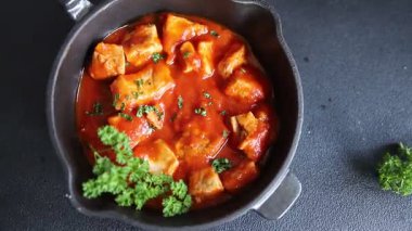 Körili tavuklu körili tavuk, domates sosu taze lezzetli gurme yemek arkaplanı masa kırsal gıdanın üstünde fotokopi alanı.