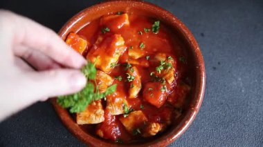 Körili tavuklu körili tavuk, domates sosu taze lezzetli gurme yemek arkaplanı masa kırsal gıdanın üstünde fotokopi alanı.