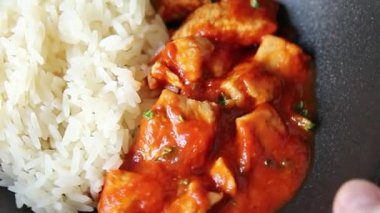 Pirinç ezmeli tavuk körili tavuk tikka masala baharatlı et masada bir kasede taze gurme yemek arkaplanı kırsal yemek üst görünüm fotokopi alanı