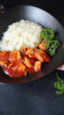 Pirinç ezmeli tavuk körili tavuk tikka masala baharatlı et masada bir kasede taze gurme yemek arkaplanı kırsal yemek üst görünüm fotokopi alanı