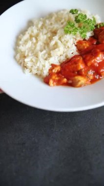 Pirinç ezmeli tavuk körili tavuk tikka masala baharatlı et masada bir kasede taze gurme yemek arkaplanı kırsal yemek üst görünüm fotokopi alanı