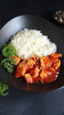 Pirinç ezmeli tavuk körili tavuk tikka masala baharatlı et masada bir kasede taze gurme yemek arkaplanı kırsal yemek üst görünüm fotokopi alanı