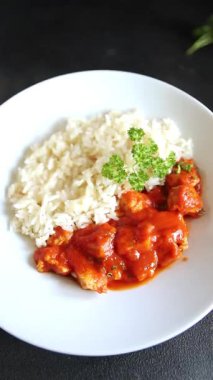 Pirinç ezmeli tavuk körili tavuk tikka masala baharatlı et masada bir kasede taze gurme yemek arkaplanı kırsal yemek üst görünüm fotokopi alanı