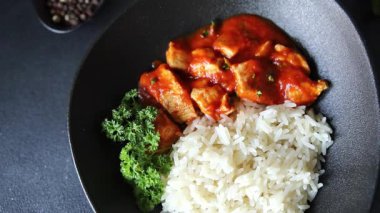 Pirinç ezmeli tavuk körili tavuk tikka masala baharatlı et masada bir kasede taze gurme yemek arkaplanı kırsal yemek üst görünüm fotokopi alanı