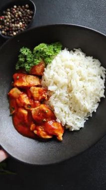 Pirinç ezmeli tavuk körili tavuk tikka masala baharatlı et masada bir kasede taze gurme yemek arkaplanı kırsal yemek üst görünüm fotokopi alanı