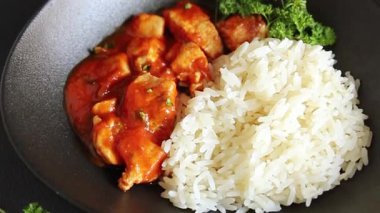 Pirinç ezmeli tavuk körili tavuk tikka masala baharatlı et masada bir kasede taze gurme yemek arkaplanı kırsal yemek üst görünüm fotokopi alanı